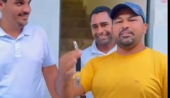 Ex-prefeito surpreende e entrega chave da prefeitura a arquirrival na Bahia; veja vídeo