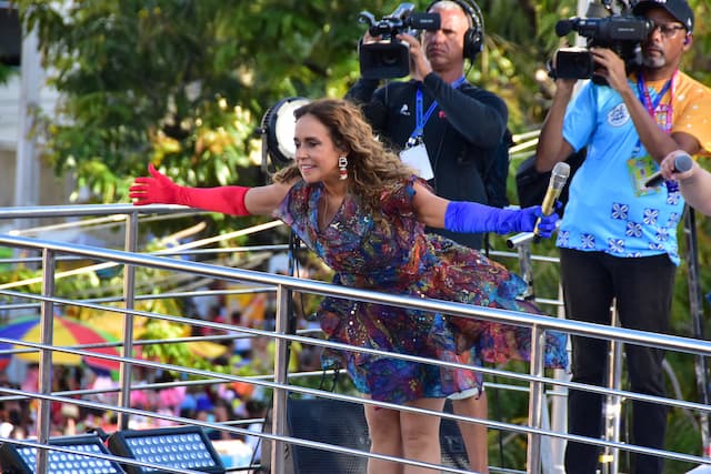 Trio de Daniela Mercury quebra e atrasa desfile no Circuito Osmar