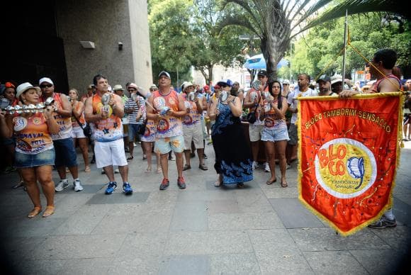 Blocos abrem carnaval não oficial do Rio e protestam contra excesso de regras