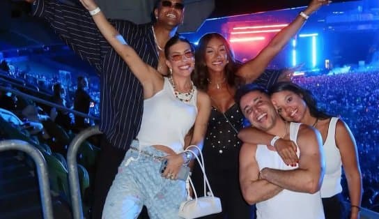 Lore Improta e Léo Santana são tietados no show de Chris Brown