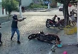 Vídeo: bebê fica no meio de tiroteio durante tentativa de homicídio