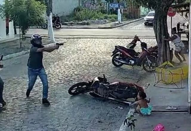 Bebê fica no meio de tiroteio durante tentativa de homicídio; assista