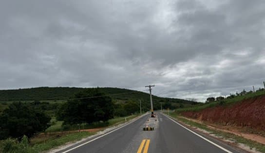 Recém-pavimentada, BA-026, no sudoeste da Bahia, tem poste no meio da rodovia