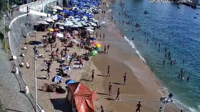 Estrutura de concreto que protege banhistas desaba no Porto da Barra 