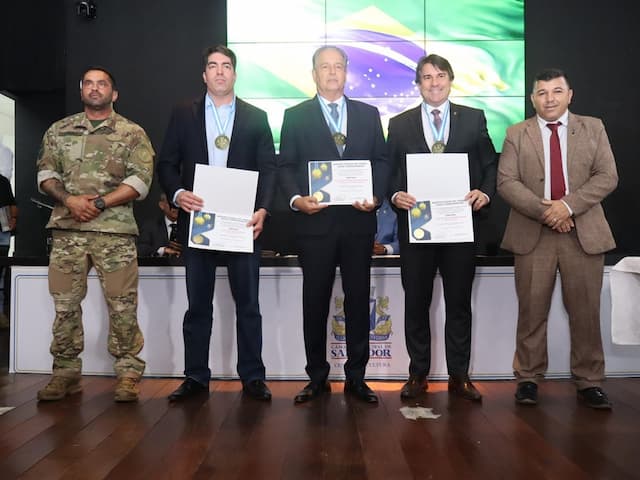 Personalidades políticas e policiais recebem homenagens na Câmara Municipal