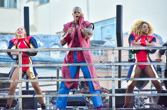 Léo Santana encerra desfile mais cedo após trio de Daniela quebrar