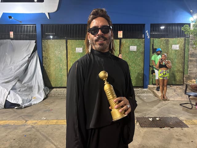 Um olho no Carnaval, outro no Oscar: Fernanda Torres vira fantasia na Barra