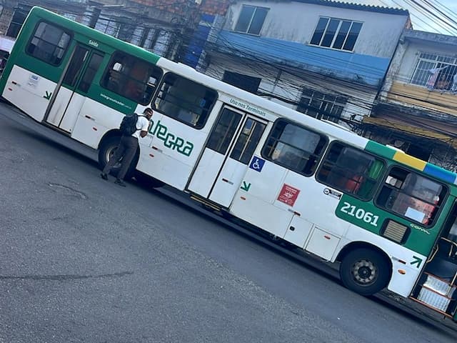 Circulação de ônibus é suspensa em Tancredo Neves após protesto 