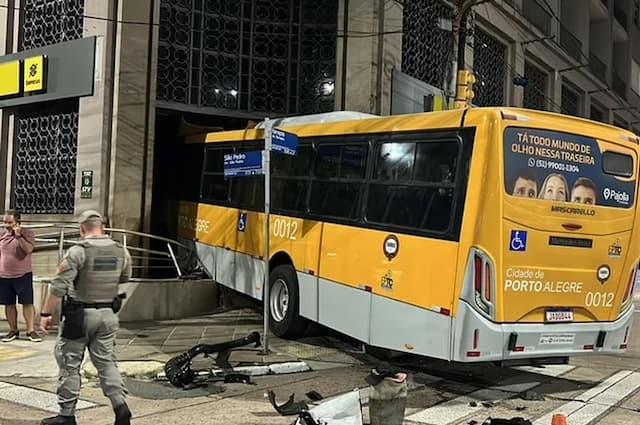 Motorista bate em ônibus durante 'racha' e joga coletivo em agência bancária