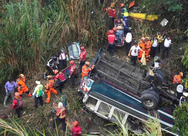 Ônibus cai de ponte e deixa ao menos 51 mortos na Guatemala 