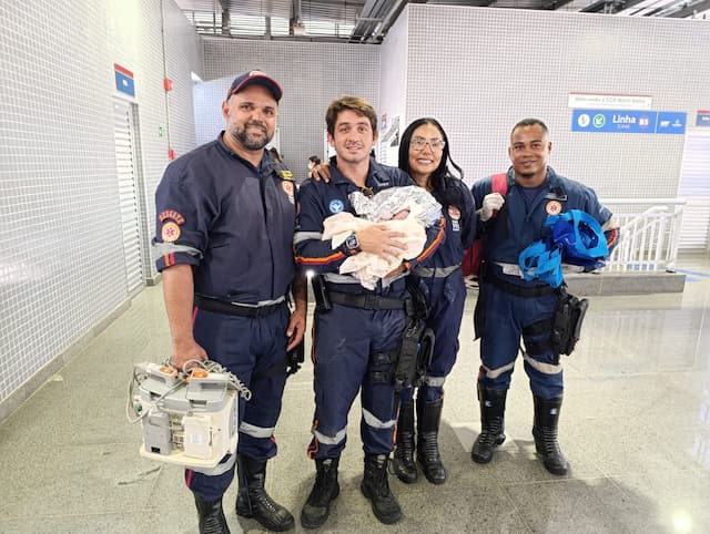 Mulher entra em trabalho de parto e dá à luz em estação do BRT