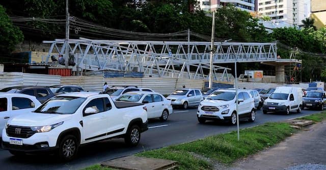 Trânsito na Av. Juracy Magalhães será alterado para instalação de passarela; saiba mais