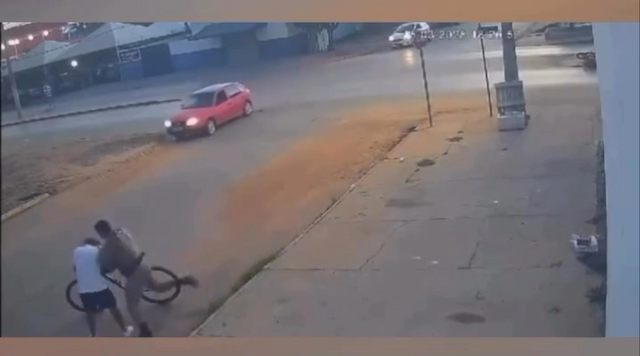 VÍDEO: policial fardado agride ciclista após ser 'fechado' na Bahia