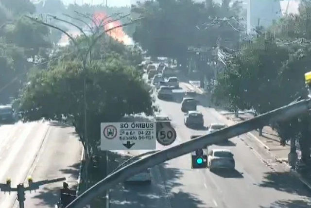 Veja o momento em que avião cai no meio de avenida em São Paulo