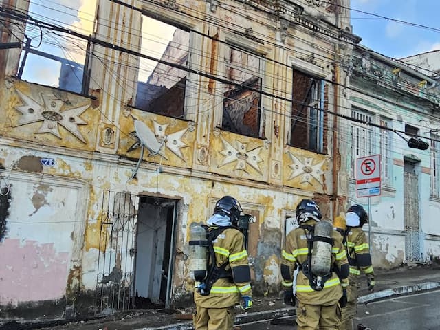 Incêndio em casarão no Santo Antônio Além do Carmo é apagado após 25h