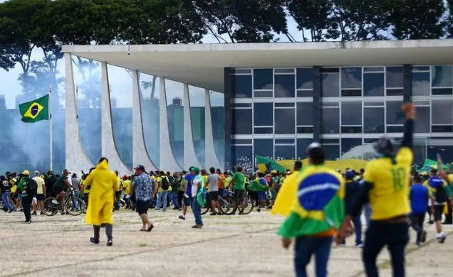 Homem é preso por furtar réplica da Constituição do STF no 8 de janeiro