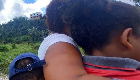 Retirada de casa pelo BDM, mulher vive com os filhos na rua em Salvador e depende de doações; "já pensei em tirar nossas vidas" 