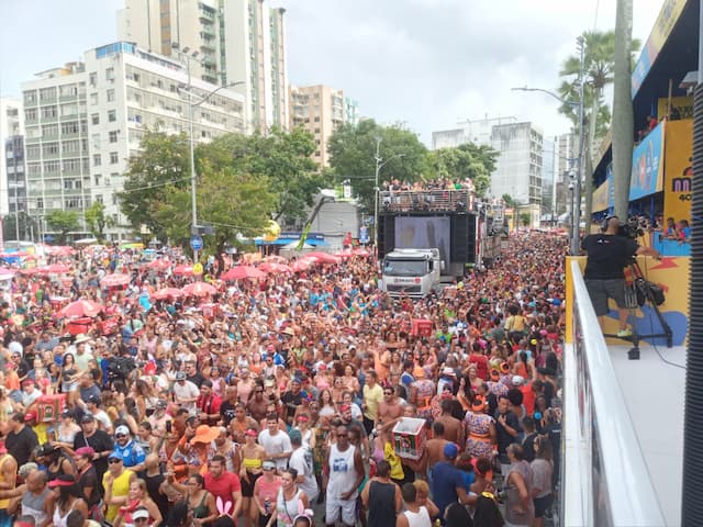 Durvalino bota pra ferver e arrasta 'pipoca' na Avenida da Folia