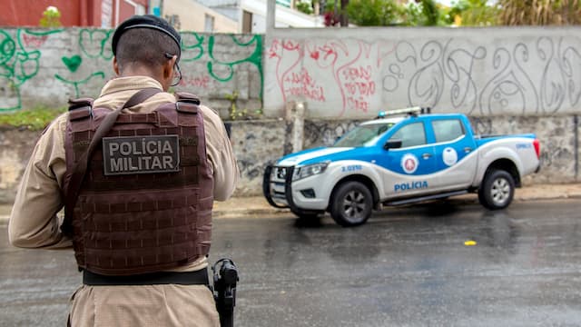 PMs são presos por roubar celular de torcedor do Vitória em abordagem