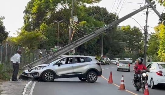 Carro derruba poste em Cajazeiras 5 e fornecimento de energia é suspenso na região