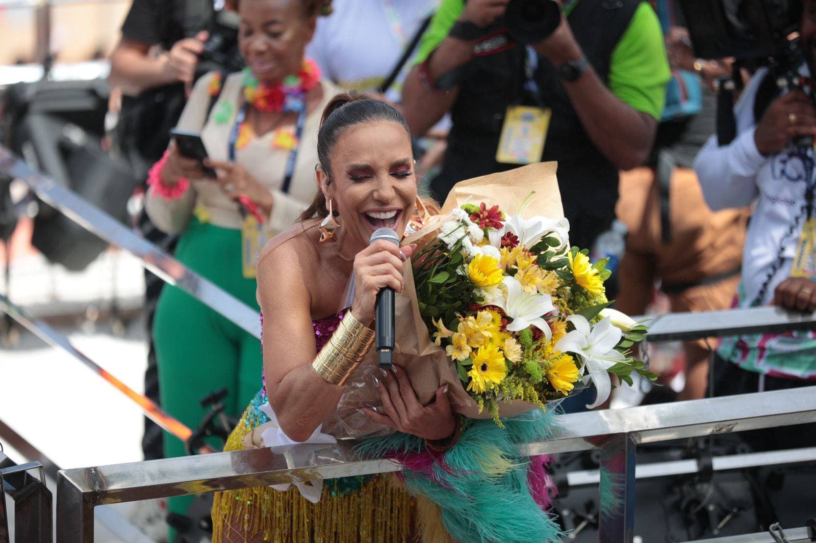 Ivete recebe flores da TV Aratu e brinca com apresentadores no Campo Grande