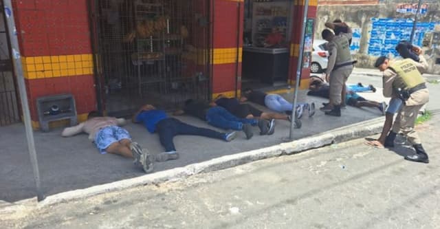 Torcedores corintianos atacam sede da torcida organizada do Vitória em Itapuã