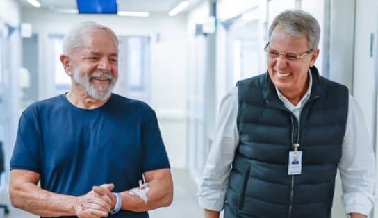 Lula deixa UTI, faz caminhada em hospital e diz estar firme e forte