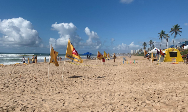 Casal é resgatado de afogamento na praia de Jaguaribe; mulher não resiste