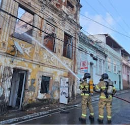 A rua está isolada, pois há riscos de desabamento de estruturas do imóvel