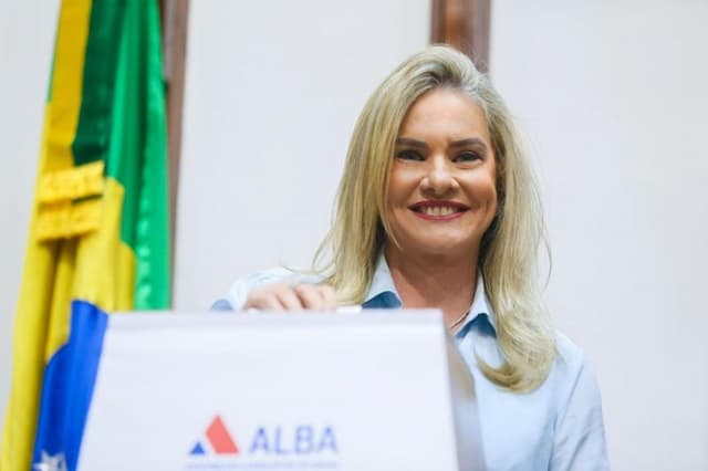 Ivana Bastos se torna a primeira mulher a presidir a AL-BA em 190 anos