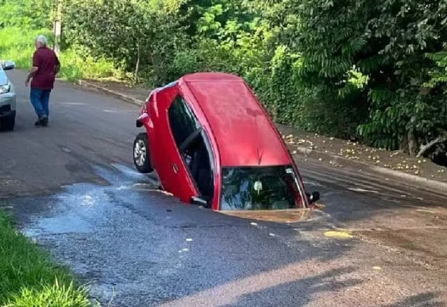 Carro com criança de 2 anos dentro é engolido por cratera no Paraná