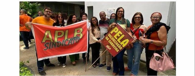 Após pagamento de abono, professores estaduais seguem com manifestação em Salvador