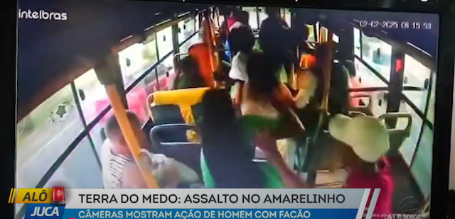 Homem armado com facão causa pânico em assalto a ônibus em Salvador