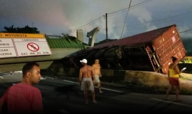 Passarela desaba e esmaga caminhão na Rodovia Anchieta, em São Paulo