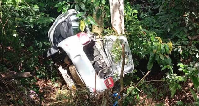 Batida na BR-101 deixa casal ferido e adolescente morto no sul da Bahia