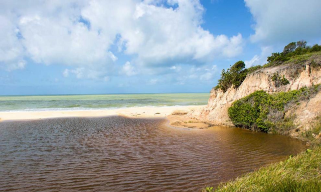 Casal de turistas morre afogado em praia de Prado