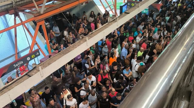 Problema com a Linha 1 do metrô deixa estações superlotadas 