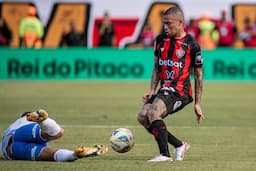 Lucas Esteves em atuação pelo Vitória