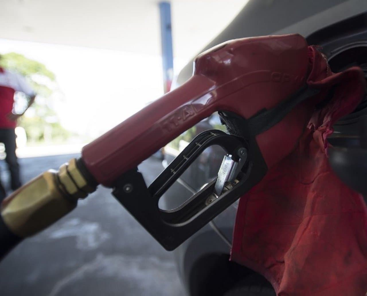 Acelen anuncia redução de 7,3% no preço da gasolina na Bahia; diesel também cai