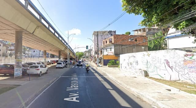 Acidente com caminhão da Limpurb deixa 7 carros batidos em Salvador