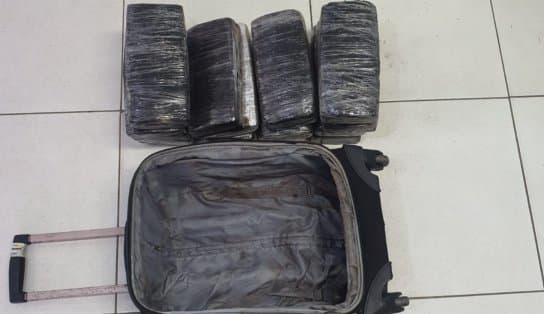 Foragida da Justiça, mulher é encontrada na Rodoviária de Salvador com maconha escondida em mala 