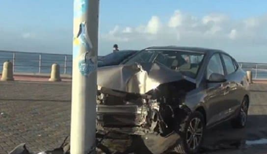 Motorista perde controle da direção e bate carro em poste na Pituba