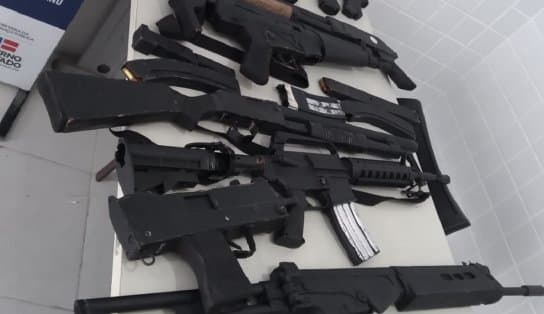 PM apreende réplicas de armas com adolescentes em Salvador; jovens integram banda e faziam gravação 