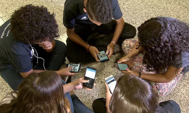 MEC lança guias sobre uso de celulares em ambiente escolar