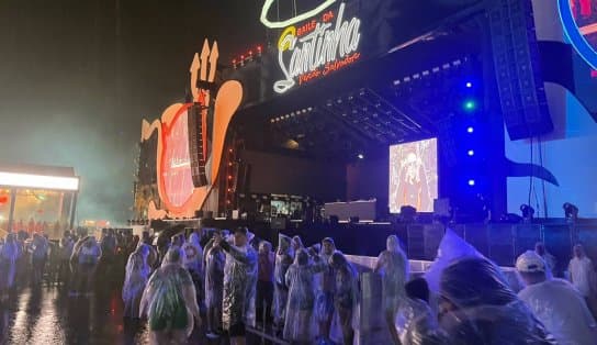 Baile da Santinha: fãs enfrentam chuva para ver ensaio de verão de Léo Santana