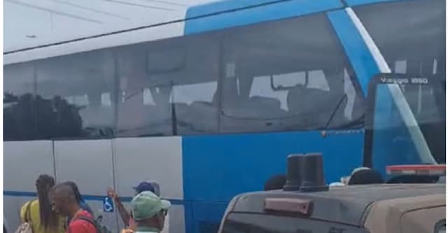 Tentativa de assalto a ônibus termina com troca de tiros na Avenida Paralela