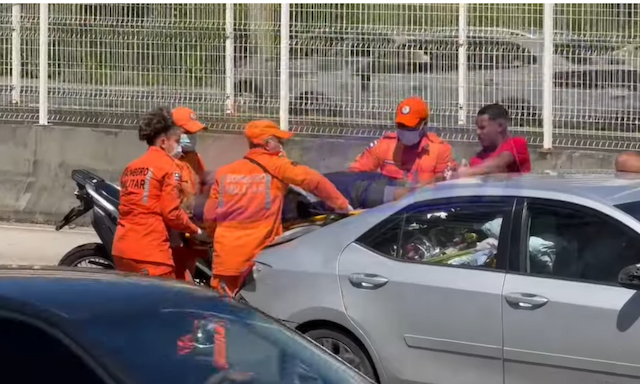 Acidente na ACM deixa duas pessoas feridas e causa congestionamento