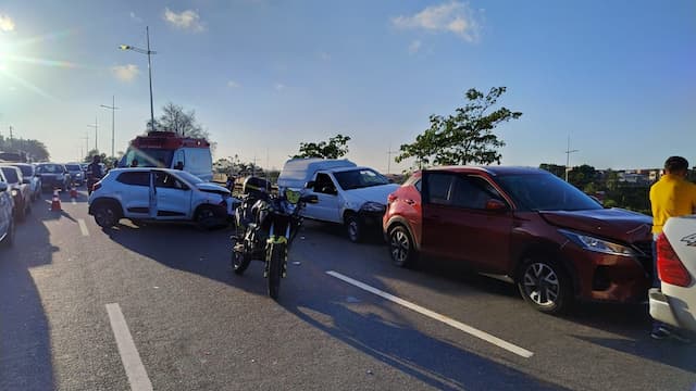 Engavetamento com quatro carros deixa três feridos na avenida Paralela