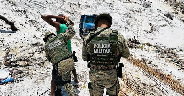 Dupla é detida por pegar areia sem autorização em Jauá