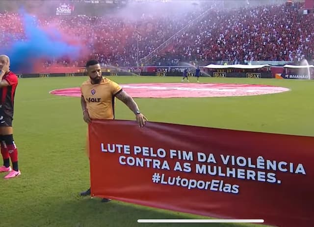 Torcida do Vitória usa cor do rival na fumaça e vira piada nas redes